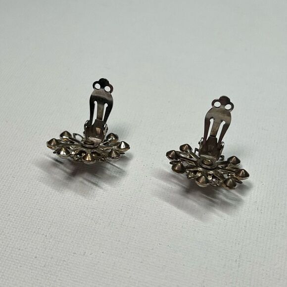 Vintage Gold-tone Snowflake Style Clip On Earrings w/ Clear Rhinestones - Picture 5 of 6